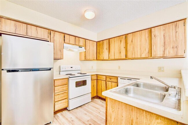 Building Photo - 6103 Ludington Dr