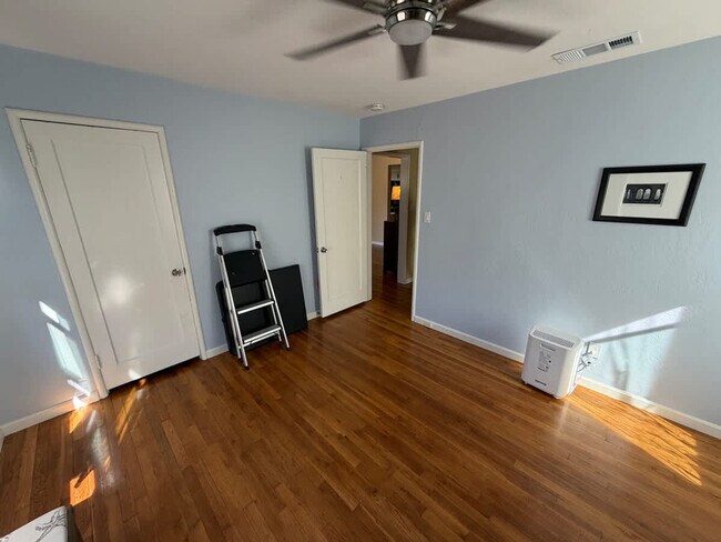 Building Photo - 2069 Horne St