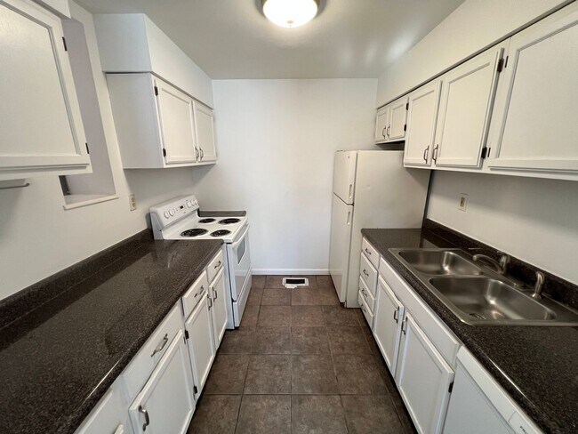 Building Photo - 4390 McPherson Ave