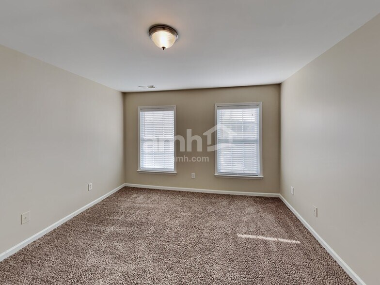 Building Photo - 111 Woodview Ct