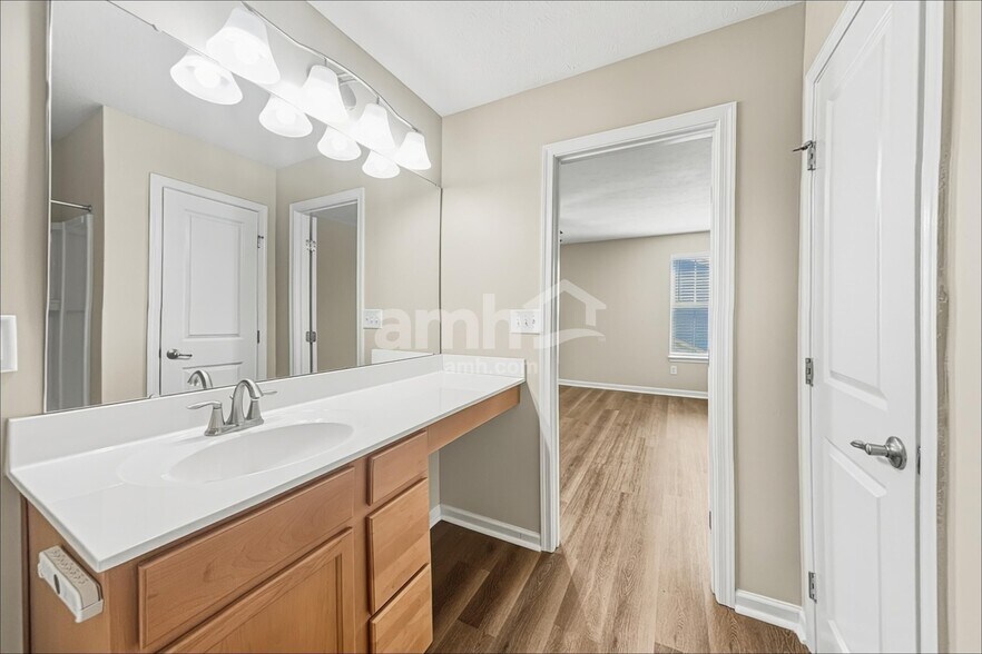 Building Photo - 644 Classic Ln