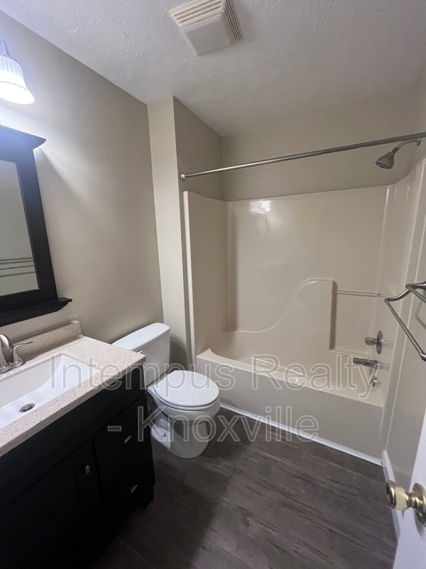 Building Photo - 7728 Chapel Bend Dr