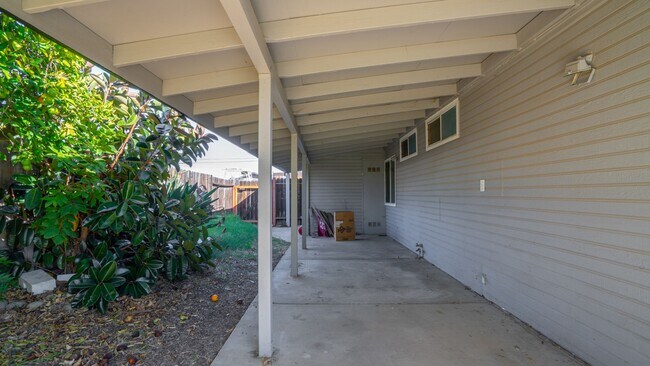 Building Photo - 3 Bedroom home in Winters