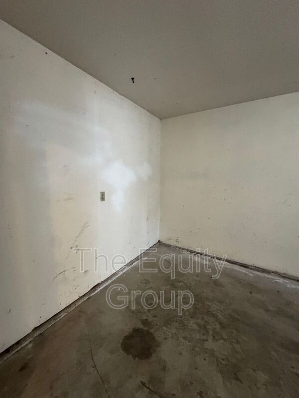 Building Photo - 4304 W Douglas Ave