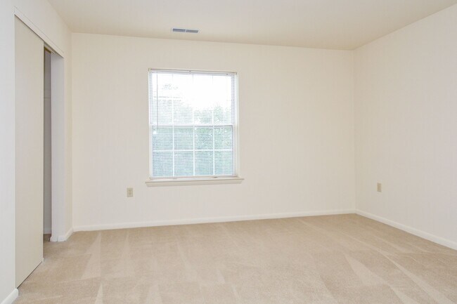 Building Photo - One Bedroom Contemporary Style Apartment on the Second Floor