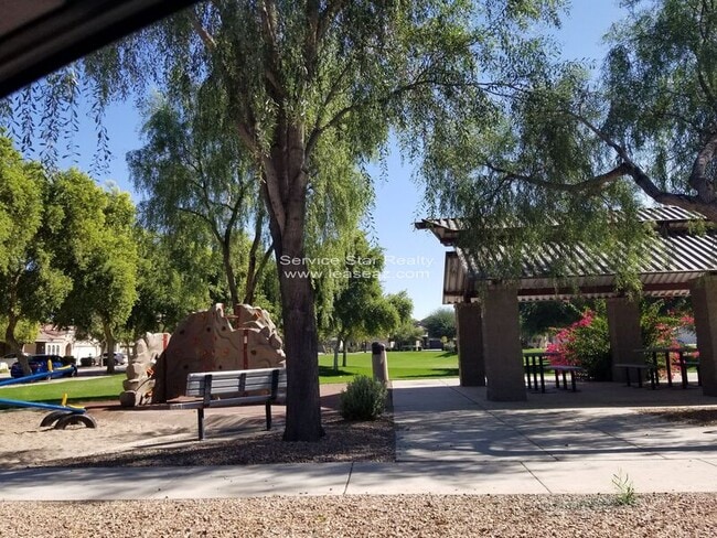 Building Photo - 4195 E Bonanza Rd