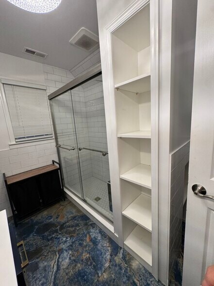 Master Full Bath - 5605 Eagle Lake Dr