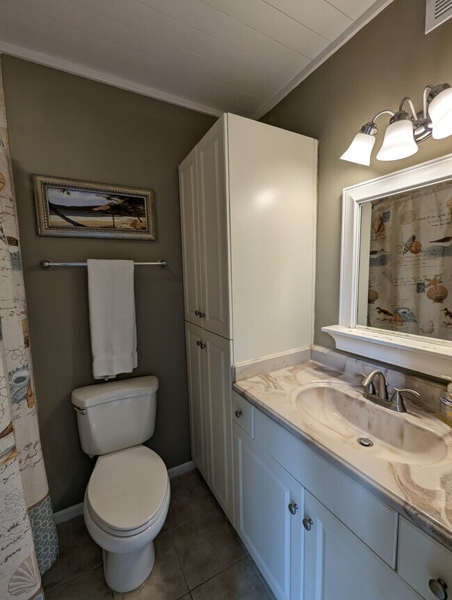 Building Photo - 42 S Forest Beach Dr