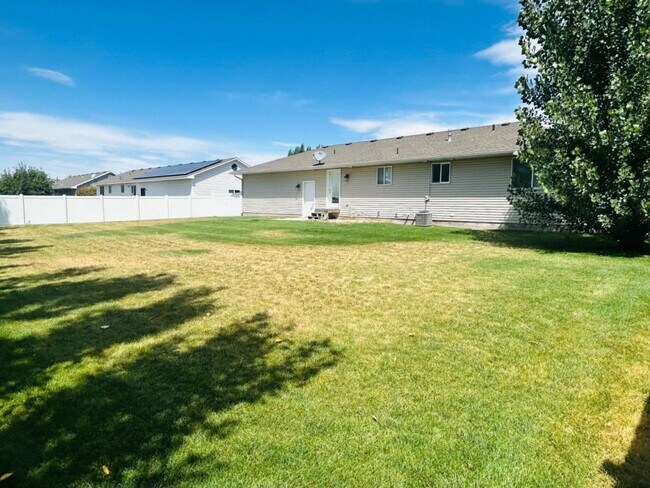Building Photo - 3636 Vision Dr