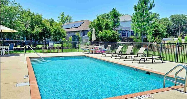 Building Photo - Luxurious 3 Bedroom, 2 Bath Home in the Ex...