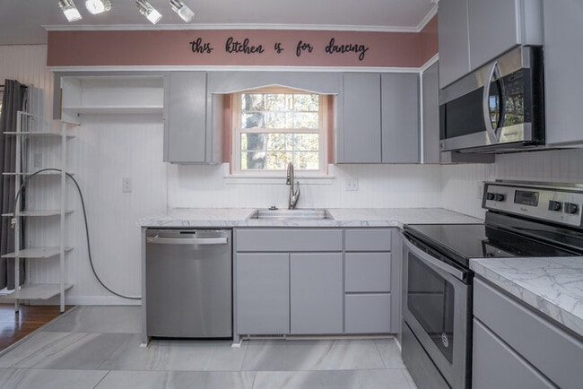 Building Photo - 6212 Pawnee Dr