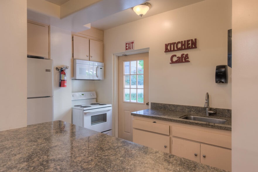 Building Photo - 5600 Kensington Way