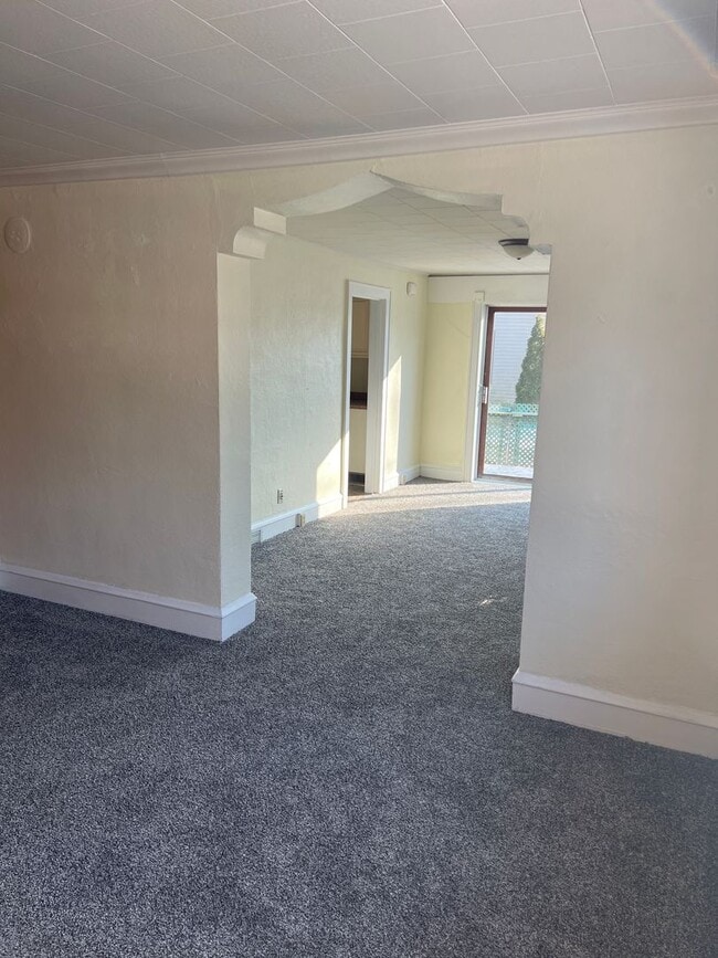 Building Photo - 136 N Dewey Ave