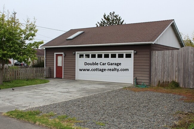 Building Photo - Charming Fields Landing House w/ Large Garage!