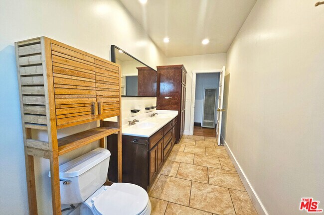 Building Photo - 648 Heliotrope Dr