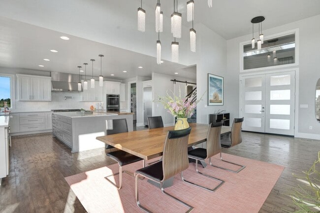 Building Photo - Beautiful home in the gated community of Tetherow