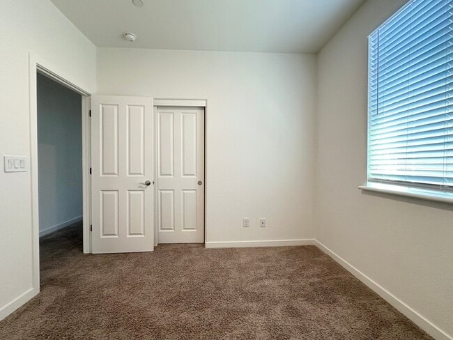 Building Photo - 1008 Oakbriar Cir