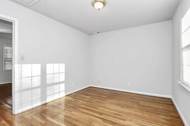 Building Photo - Lovely Two Bedroom Apartment Near Cotswold!