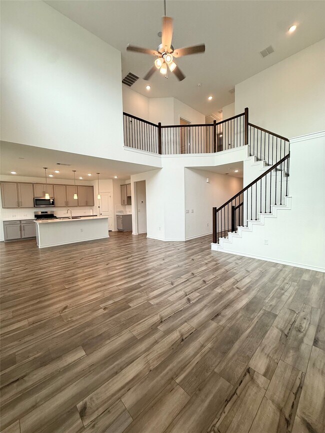 Building Photo - 15826 Dove Holw Dr