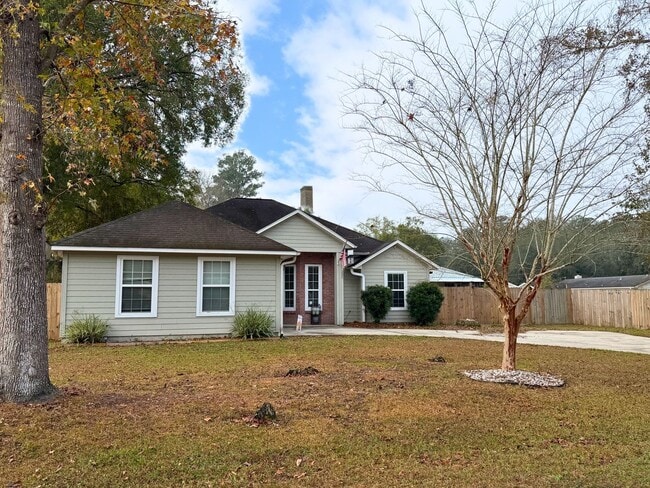 Building Photo - 4/2 with a LARGE fenced in yard!