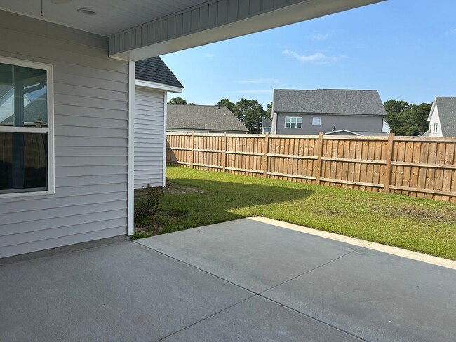 Building Photo - Spacious 4 Bed Home