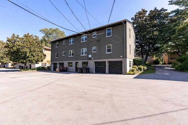 Building Photo - 1166 Castlevale Dr