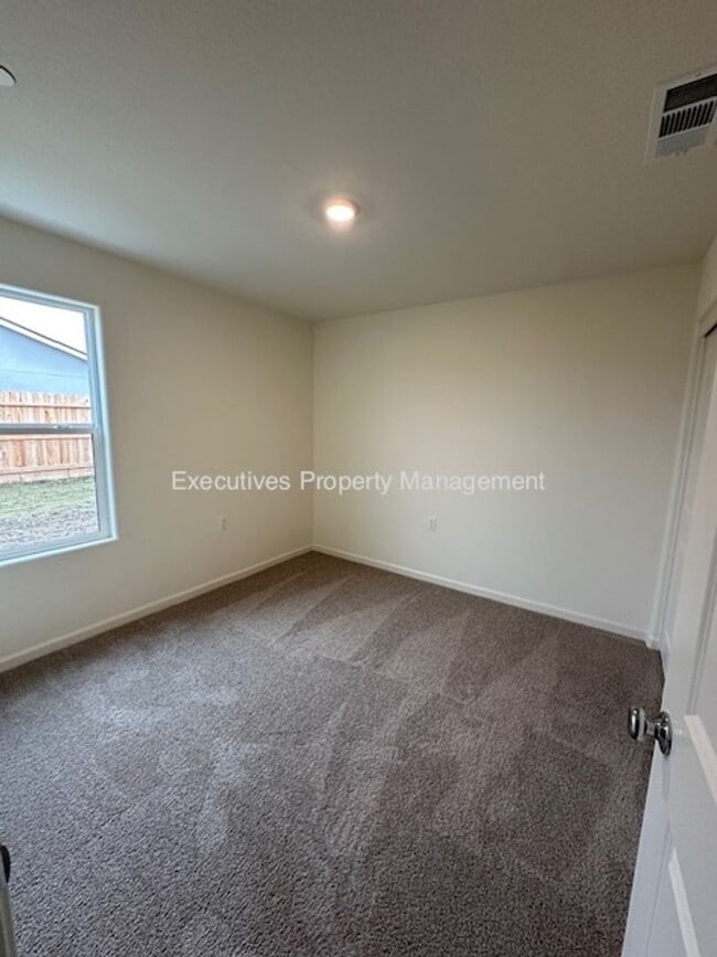 Building Photo - 11 River Oak Ct