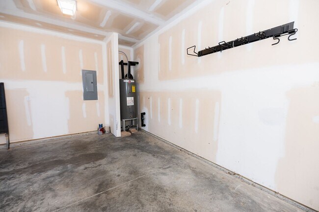 Building Photo - Amazing 4 bedrooms, 2.5 baths 2-story home in Clemmons w/ 2 car garage/fenced in backyard