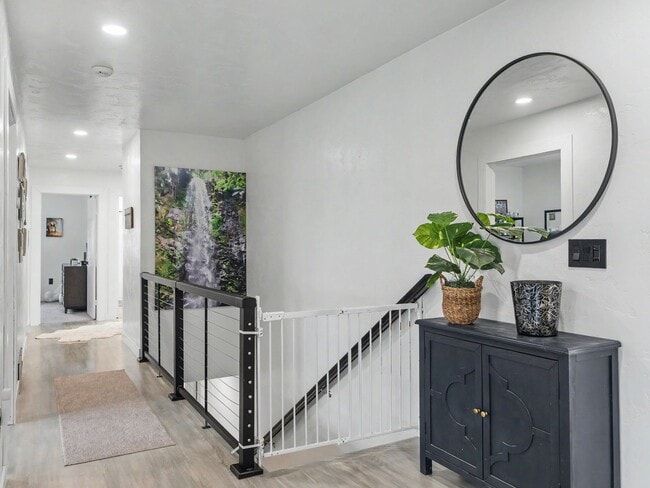 Building Photo - Spacious Furnished Home with Mountain Views and Room to Enjoy