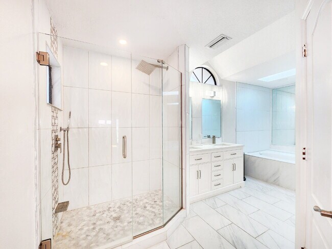 Building Photo - "3-Bed, 3-Bath Gem in New Port Richey with 2,233 Sq Ft of Living Space!"