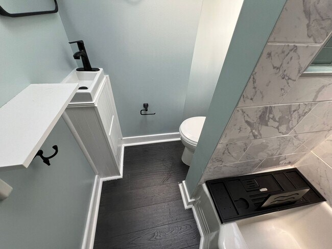 Building Photo - Charming 3 bedroom, 1 bathroom home locate...