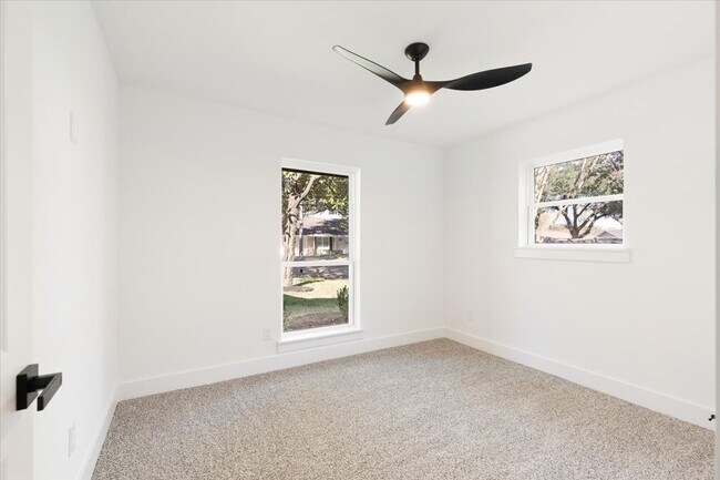 Building Photo - 9603 Emnora Ln