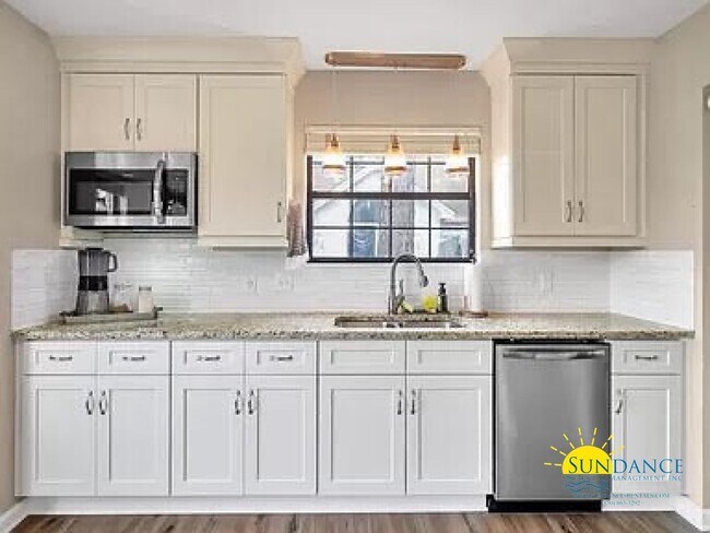 Building Photo - Spacious 3-Bedroom Home in Mary Esther Nea...