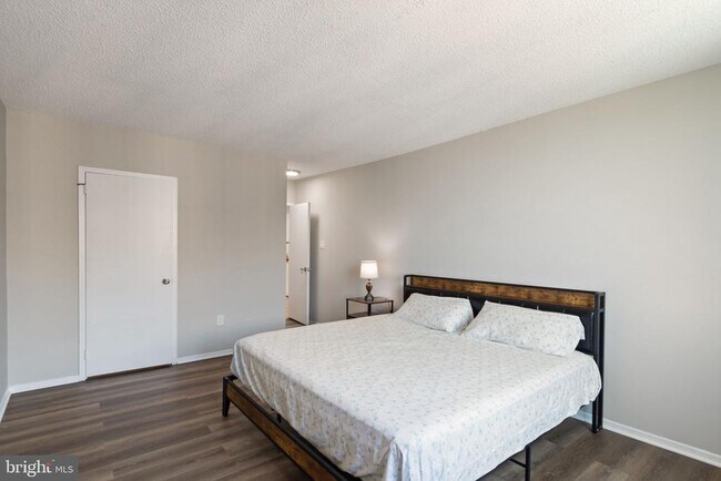 Building Photo - 3705 S George Mason Dr