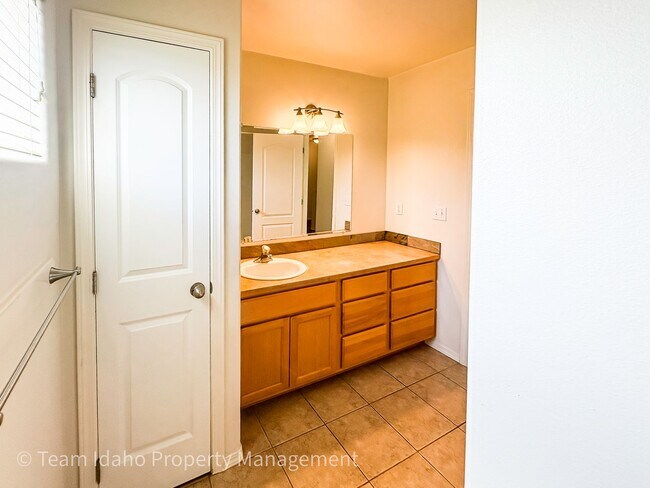 Building Photo - Beautiful 4 bedroom 3 bath townhouse w/att...