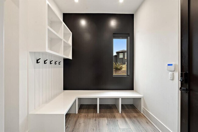 Building Photo - 5624 Sombria Ct