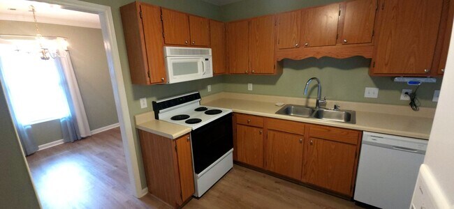 Building Photo - Great one level home close to shopping and highway