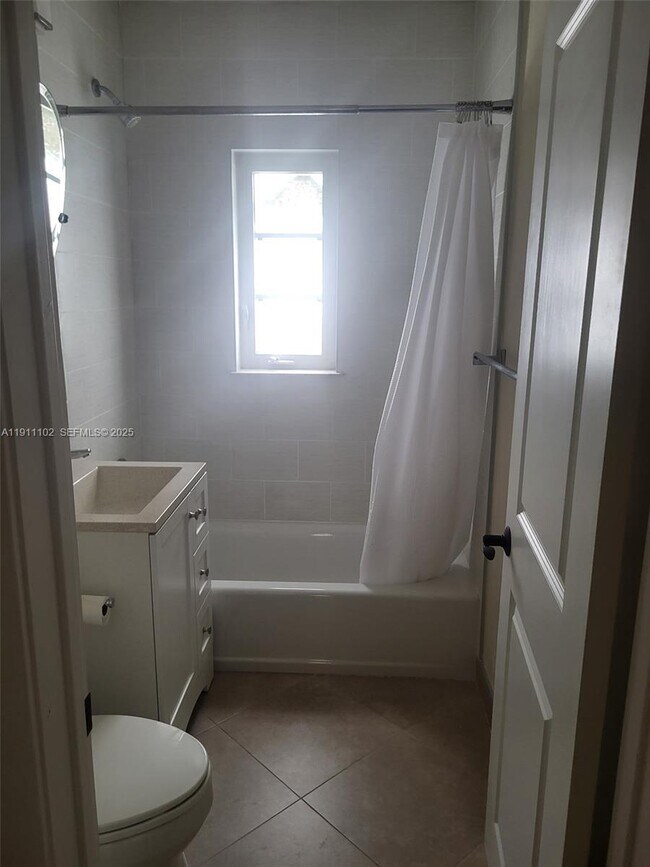 Building Photo - 215 Sidonia Ave