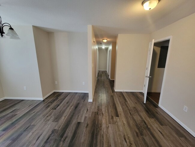 Building Photo - 3 Bedroom 2 Bath Ground Level Apartment