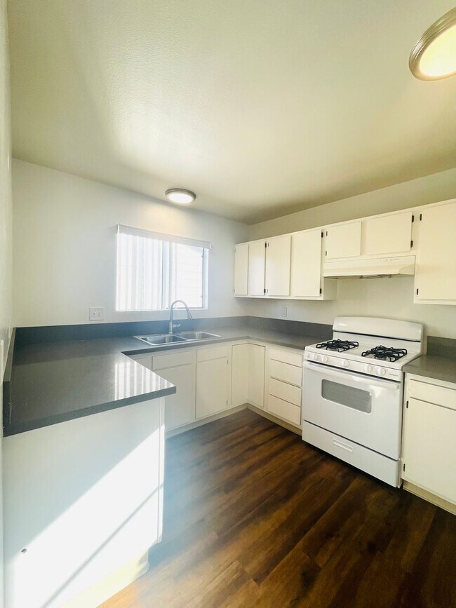 Building Photo - 793