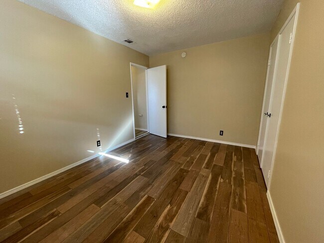 Building Photo - Charming 3-Bedroom Home with Fresh Interio...