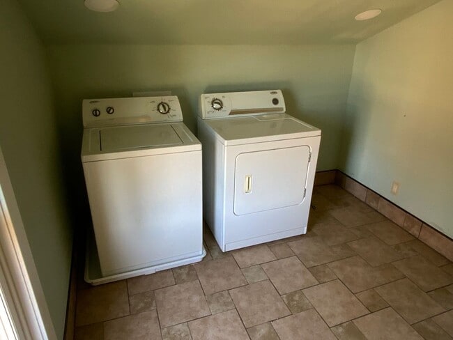 Building Photo - Charming Downtown House for Rent