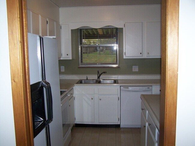 Building Photo - 3 bed, 2 bath ranch style home with large flat yard in Powell