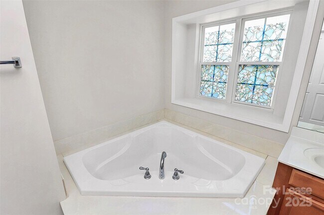 Building Photo - 2108 Oakcliffe Ct