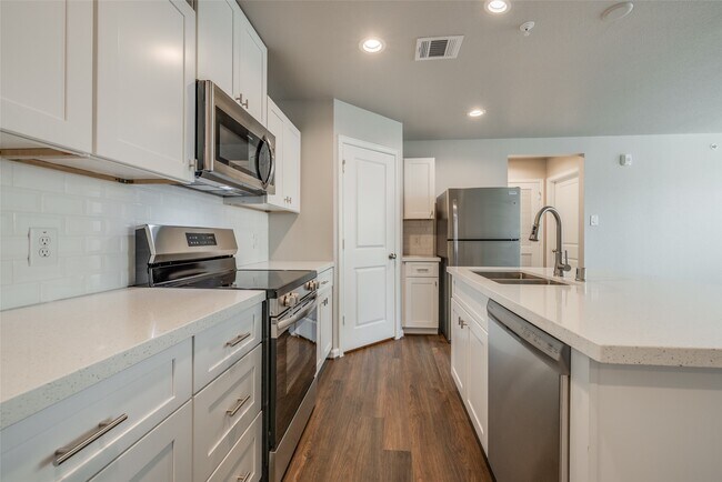 Building Photo - 221 Pk Pl Cir
