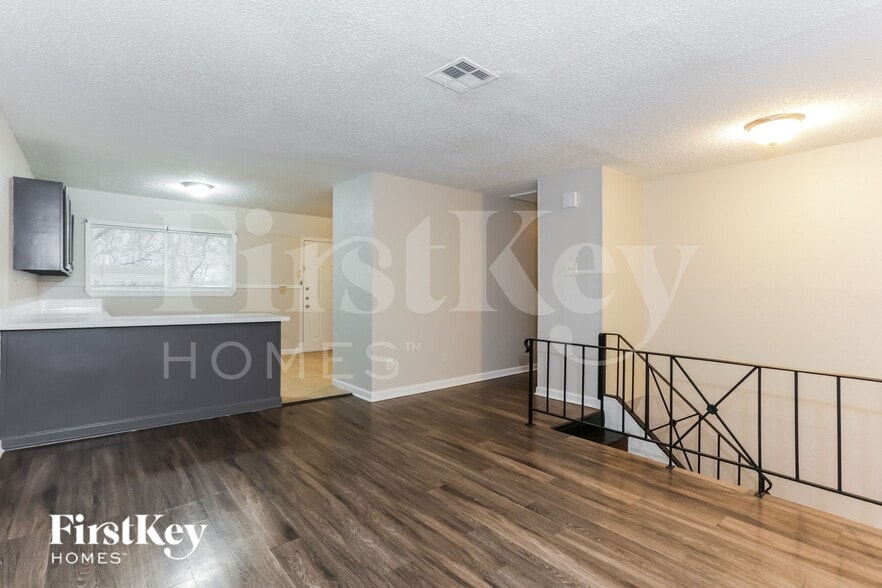 Building Photo - 917 Montclair Dr