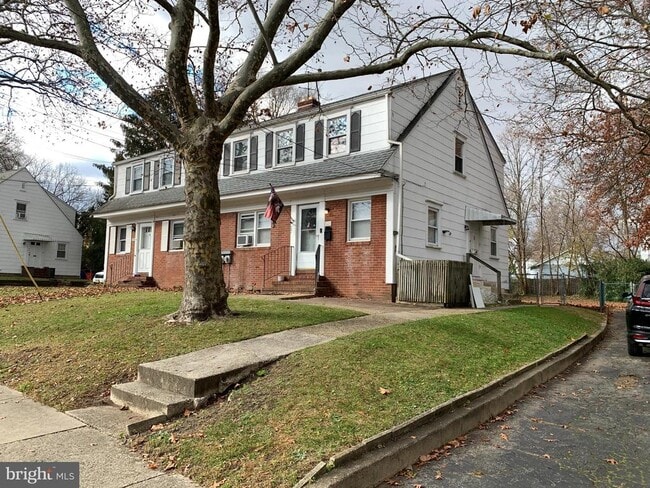 Primary Photo - 121 Hillcrest Ave