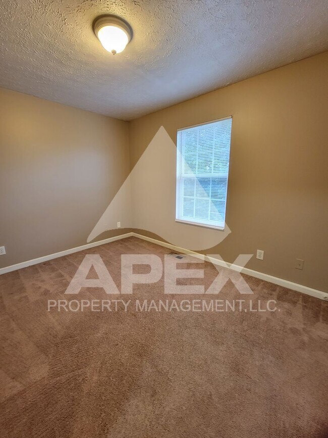 Building Photo - MOVE-IN SPECIAL,NO RENT TIL JUNE 1ST! - Nice 2 Bd | 1.5 Ba Townhouse in West Knox Condo Community!