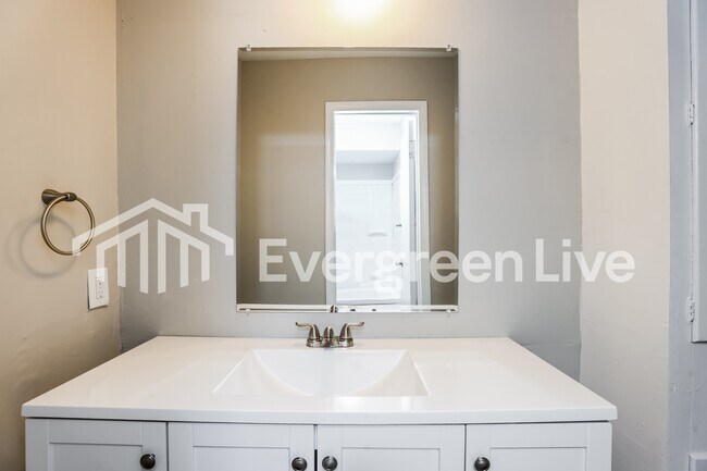 Building Photo - 9538 Vinewood Dr