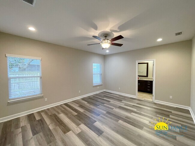 Building Photo - Pristine 3 Bedroom Home in Mary Esther!